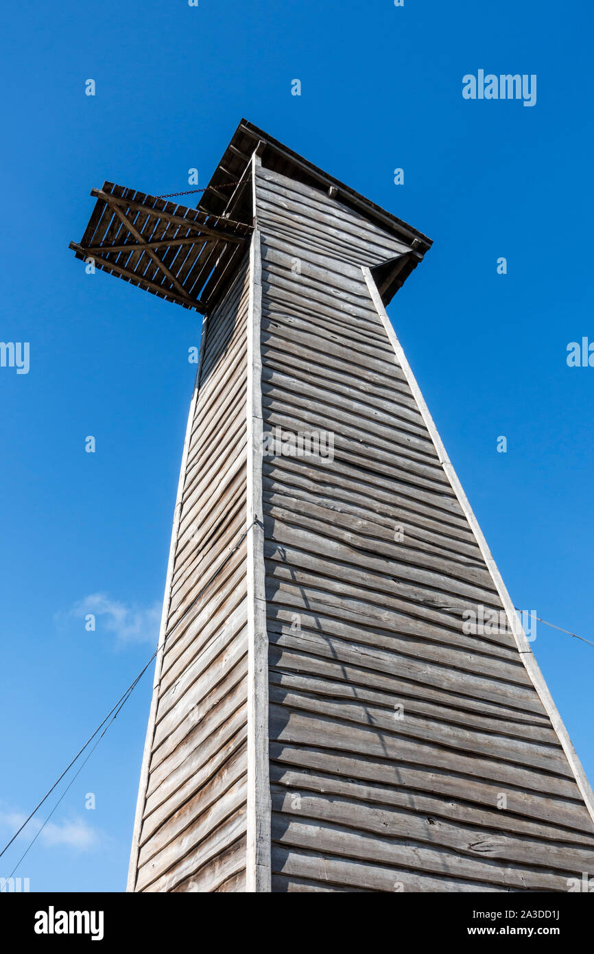 Mittelalterliche Belagerung Tower/mobile rechteckig Holz- gegen Turm mit abgesenktem Landesteg Stockfoto