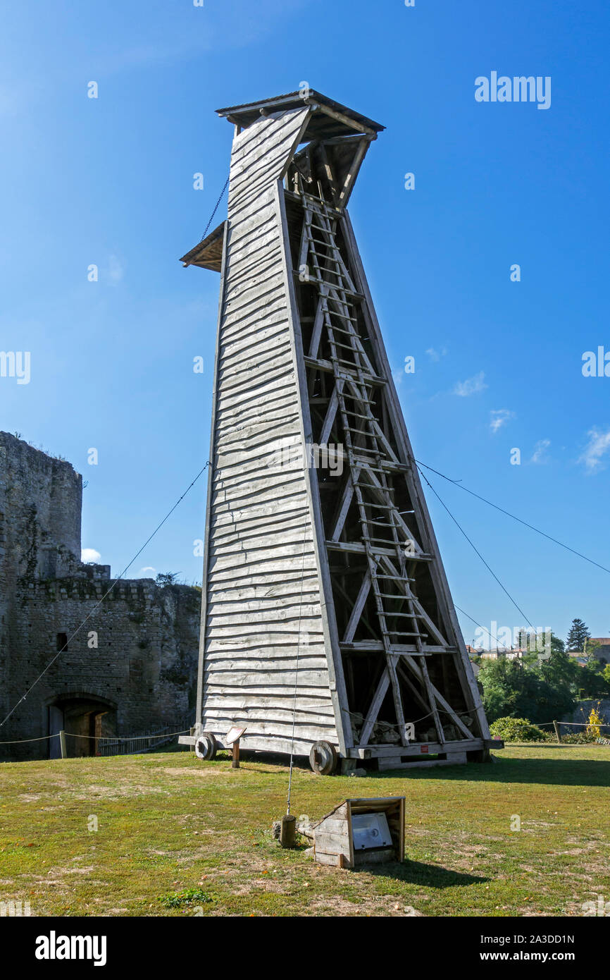 Mittelalterliche Belagerung Tower/mobile rechteckig Holz- gegen Turm mit abgesenktem Landungsbrücke im Château de Tiffauges, Vendée, Frankreich Stockfoto