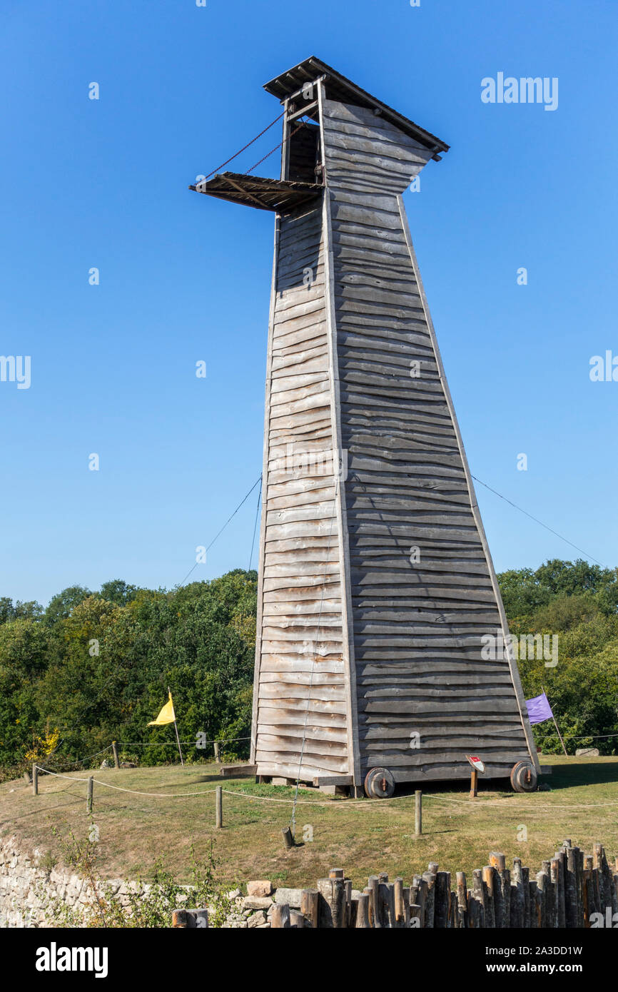 Mittelalterliche Belagerung Tower/mobile rechteckig Holz- gegen Turm mit abgesenktem Landesteg Stockfoto