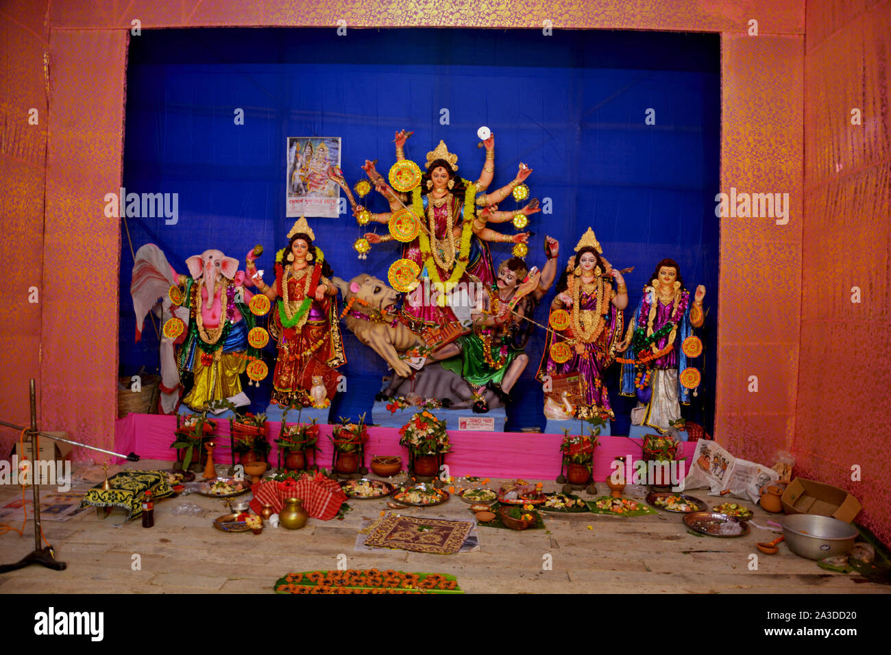 Chanda Bazar, Bongaon, West Bengal, Indien, 6. Oktober, 2019: Göttin Durga Idol an dekoriert mit Durga Puja Pandal im Dorf der ländlichen Westbengalen Stockfoto