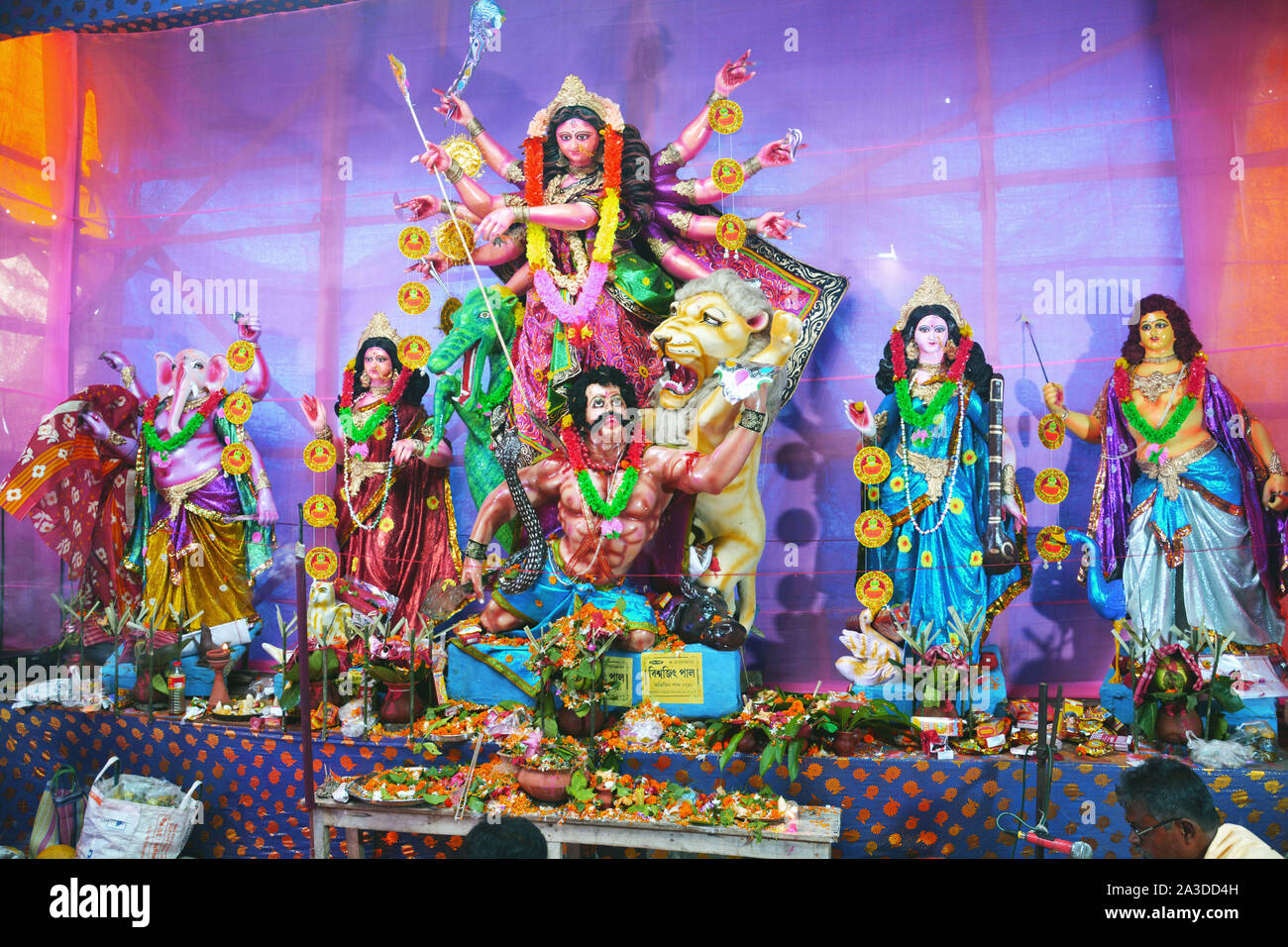 Chanda Bazar, Bongaon, West Bengal, Indien, 6. Oktober, 2019: Göttin Durga Idol an dekoriert mit Durga Puja Pandal im Dorf der ländlichen Westbengalen Stockfoto