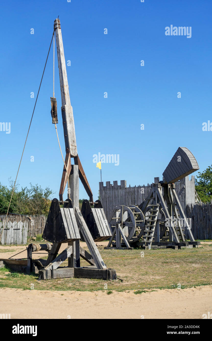 Couillard und Gegengewicht trebuchet/Gegengewicht Trebuchet, Mittelalterliches Katapult im Château de Tiffauges, mittelalterliche Burg, Vendée, Frankreich Stockfoto