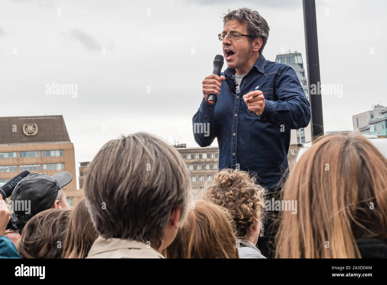 London, Großbritannien. 7. Oktober 2019. George Monbiot spricht mit einer Masse an der Lambeth Brücke. Aussterben Rebellion der Internationalen Aufstand beginnen Mit der Besetzung Websites an elf Standorten außerhalb der Ministerien, Downing Street, The Mall, Westminster und Lambeth Brücken, den Verkehr zum Erliegen bringen. Sie fordern die Regierung auf, die Wahrheit über das Klima und ökologische Not sagen, Akte der Verlust der biologischen Vielfalt Einhalt zu gebieten, verringerte Emissionen in Net Zero und erstellen und von einem Bürger Baugruppe geführt werden. Peter Marshall / alamy Leben Nachrichten Stockfoto