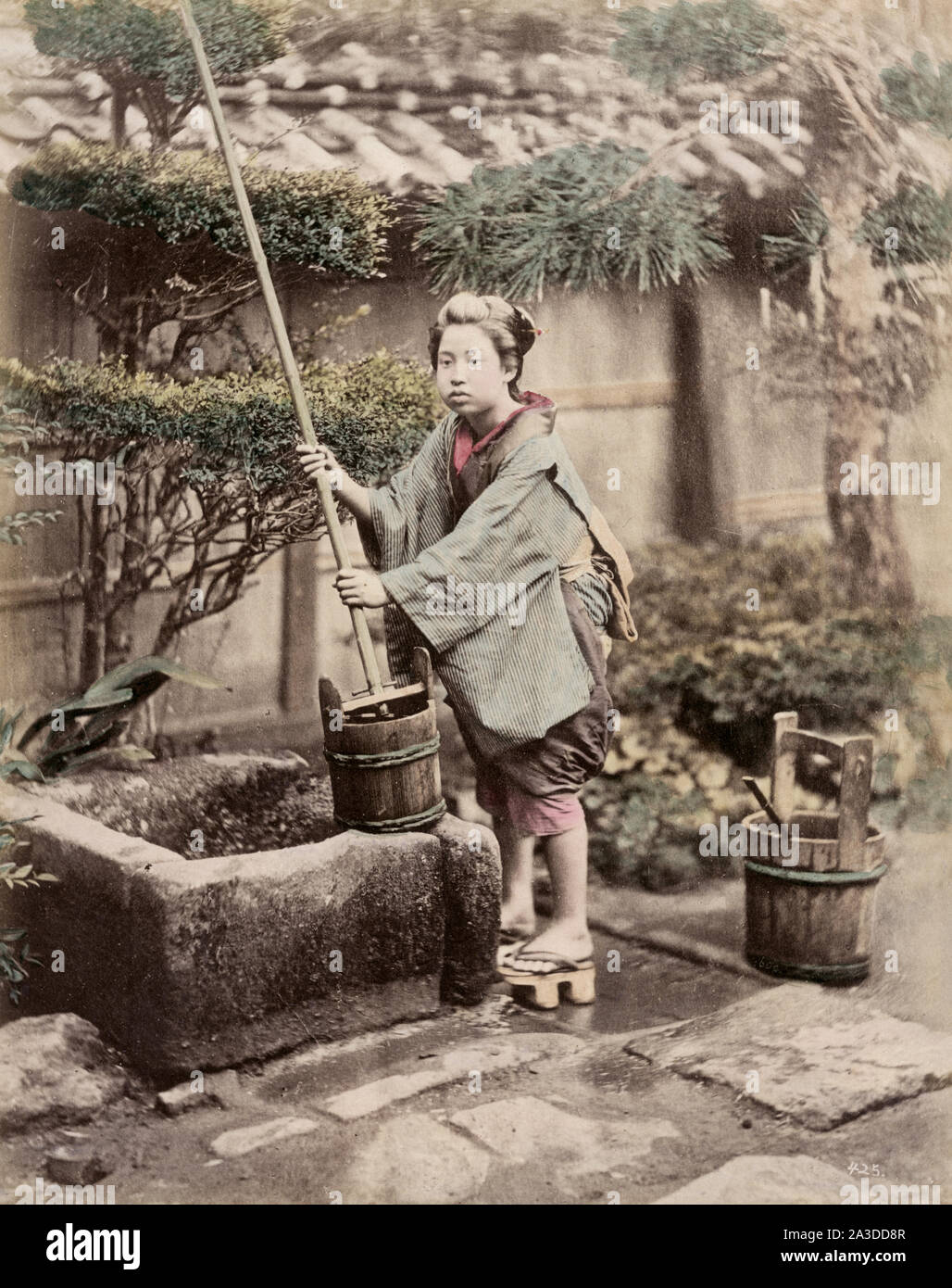 Jahrgang 19. Jahrhundert portrait Foto einer jungen Japanerin Zeichnung Wasser aus einem Brunnen Stockfoto