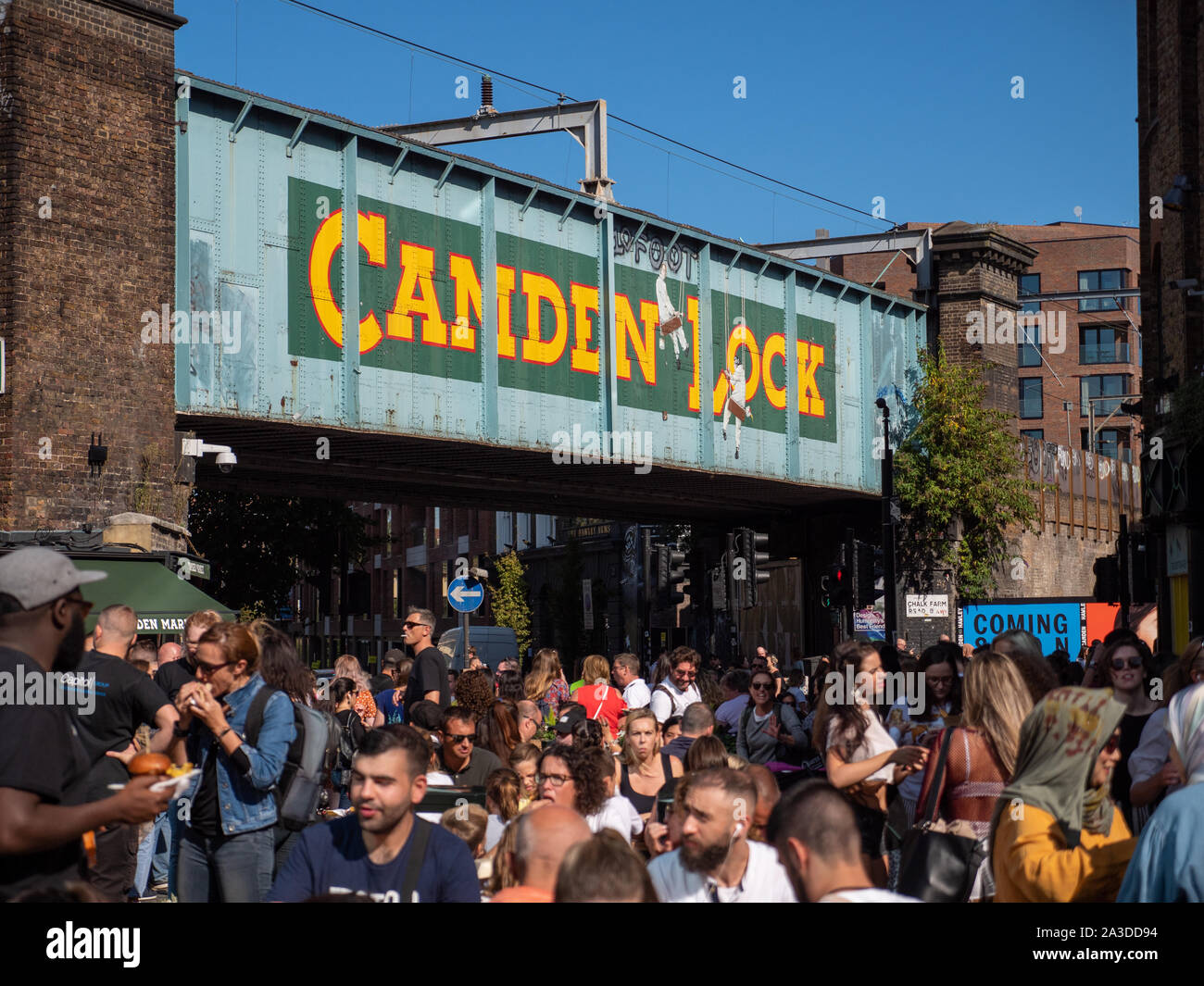 Leute einkaufen bei Camden Market, London, UK Stockfoto
