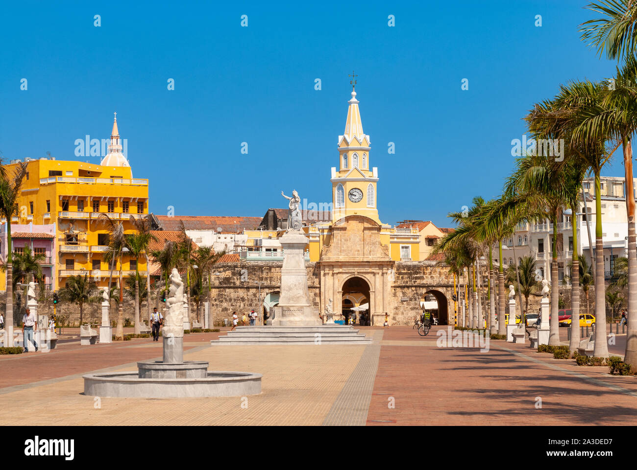 Allee, die an der Puerta del Reloj, Cartagena de Indias, Kolumbien Stockfoto