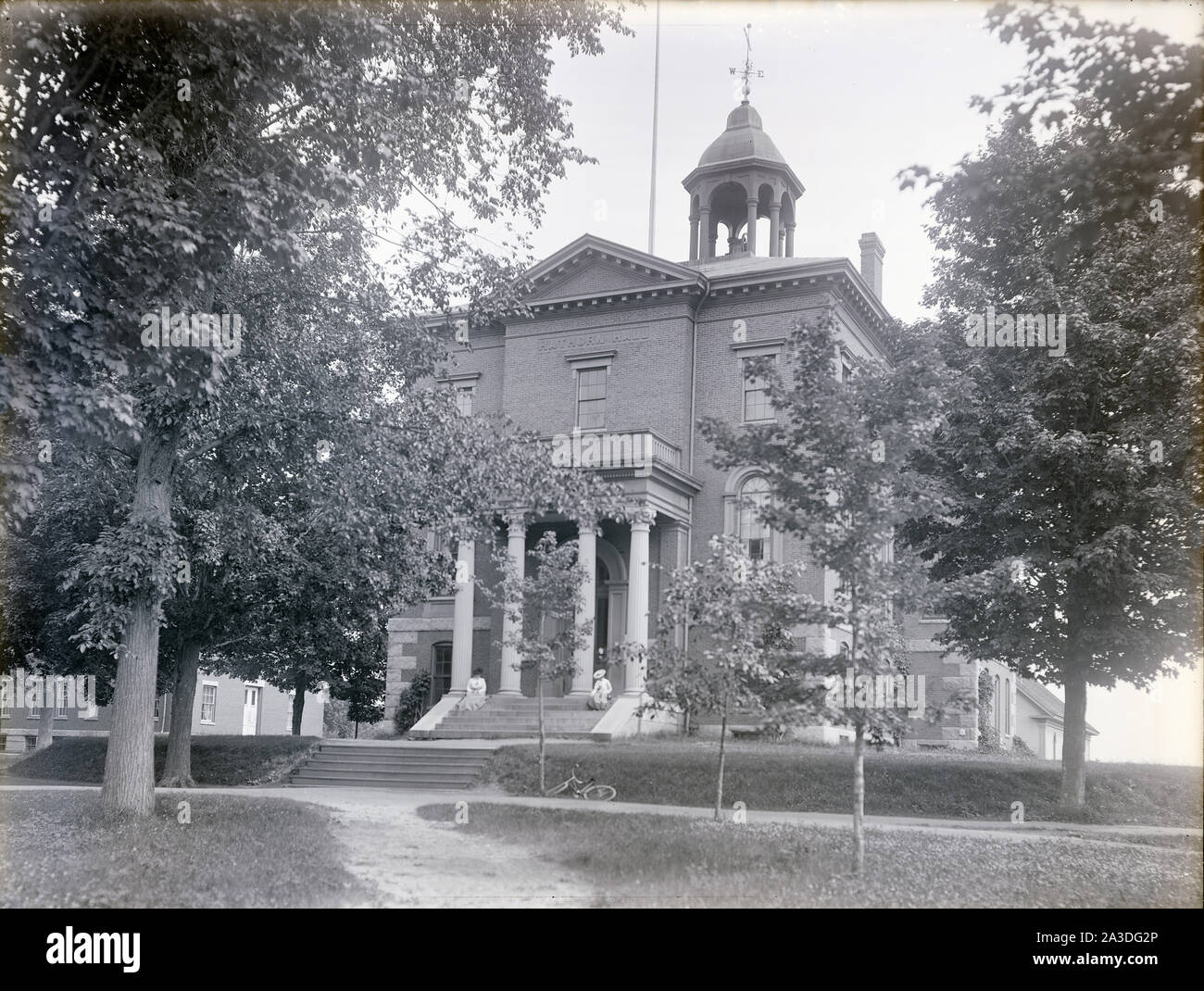 Antike 1902 Foto, Hathorn Halle am Bates College in Lewiston, Maine. Es wurde im Jahre 1857 nach einem Entwurf von Gridley J.F. gebaut Bryant und war die erste akademische Gebäude nach dem College in Lewiston. Quelle: ORIGINAL GLASPLATTE NEGATIVE Stockfoto