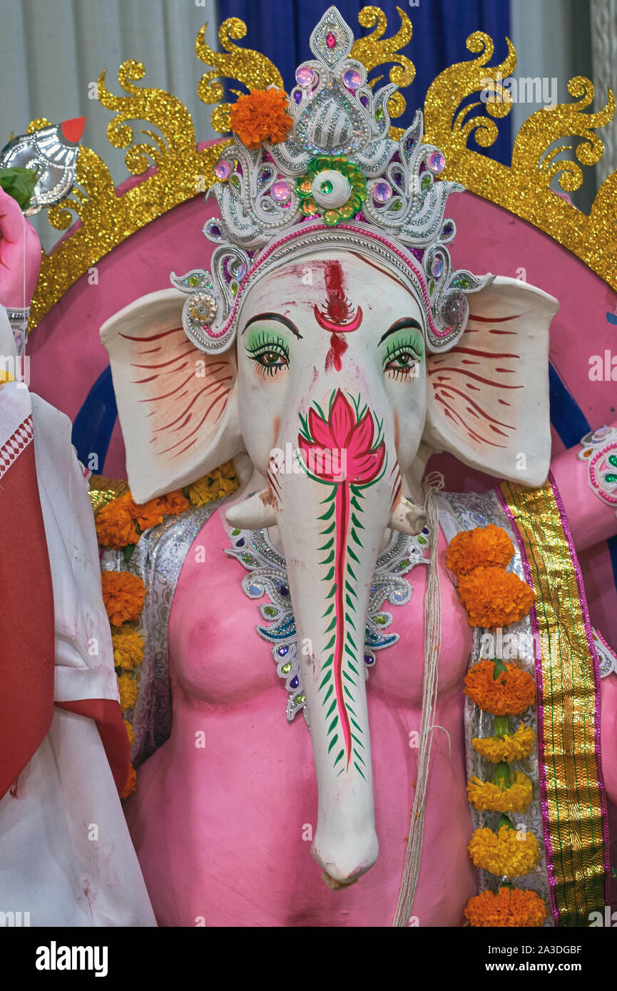 19 0 ct 2018 Ganesha Hindu Gott, ein pandal Anzeige während der Hindu Festival der Durga Puja Lok Gramm Kalyan Maharashtra Indien Stockfoto