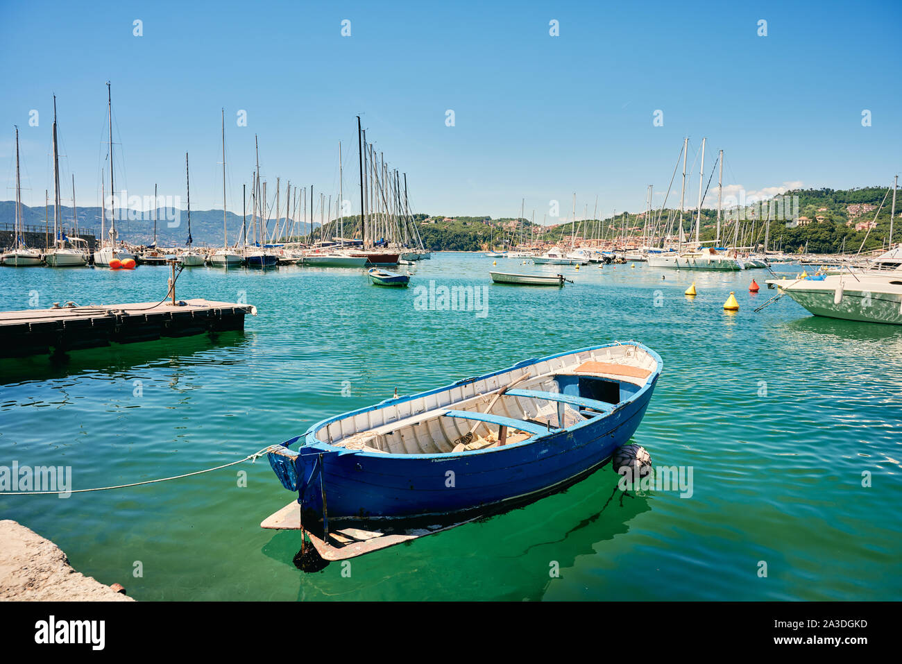 Helle blaue Schiff mit Seil schwimmend Neben Yachten im Mittelmeer Bay Stockfoto