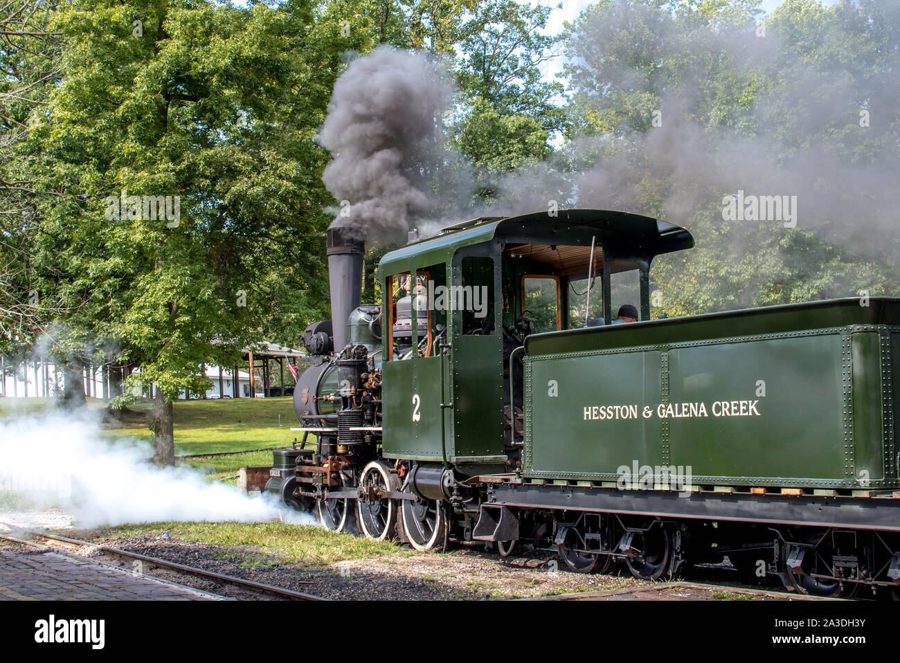 Hesston Indiana USA, 15. September 2019; eine alte Dampflok hat viel Rauch aus Brütete, als Arbeiter Schaufel in Kohle zu diesem Fahrzeug bereit zu mov erhalten Stockfoto