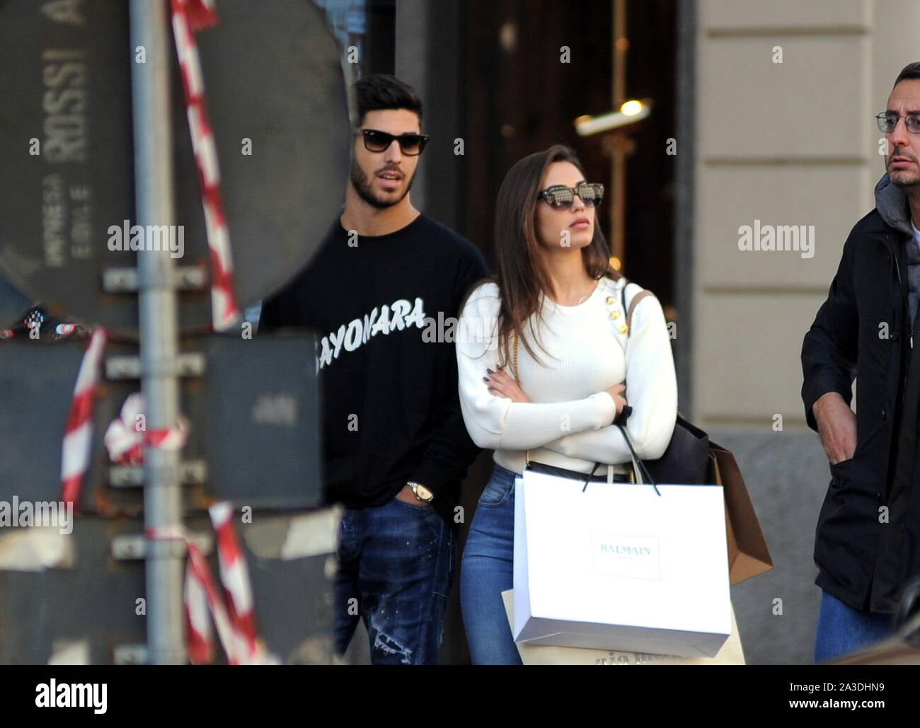 Mailand, Marco Asensio und Freundin Sandra Garal im Zentrum Marco Asensio Fußballer von Real Madrid und der nationalen SPANIEN, gefangen zu Fuß rund um die Innenstadt von Straßen. Hier geht er shopping in den Straßen der Fashion District mit seiner Freundin Sandra GARAL. Erste von Gio 'Moretti, dann von Dolce&Gabbana, dann bemerken Sie die Anwesenheit des Fotografen und entscheiden Sie, in das Hotel zurückzukehren. Stockfoto