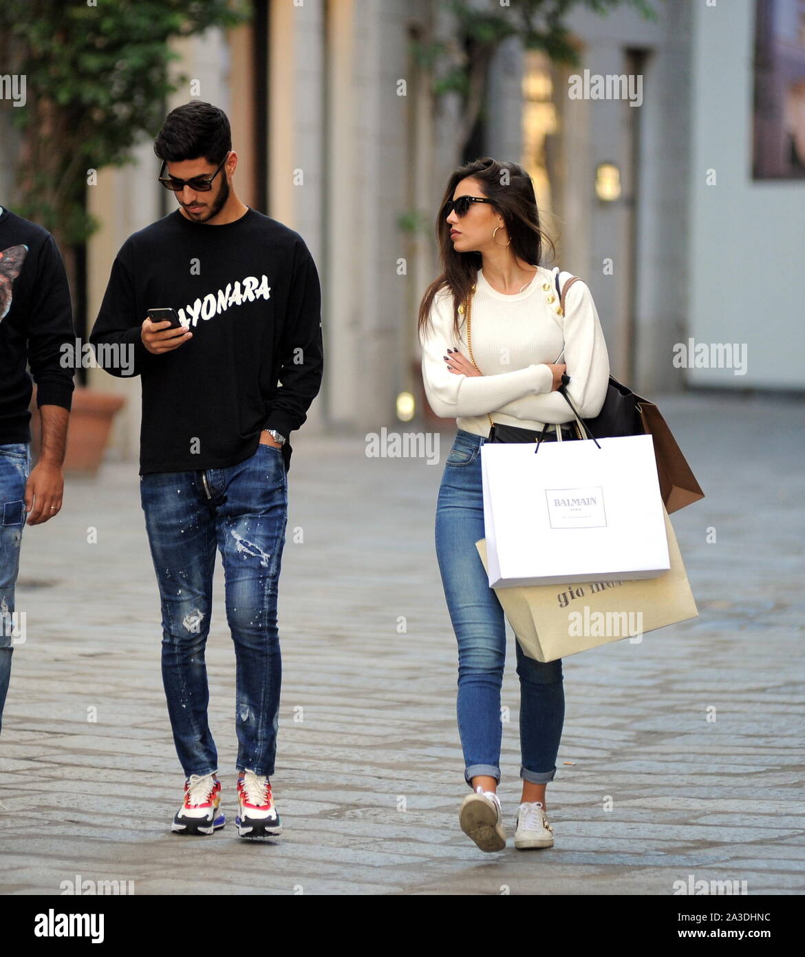 Mailand Marco Asensio Und Freundin Sandra Garal Im Zentrum Marco Asensio Fussballer Von Real Madrid Und Der Nationalen Spanien Gefangen Zu Fuss Rund Um Die Innenstadt Von Strassen Hier Geht Er Shopping