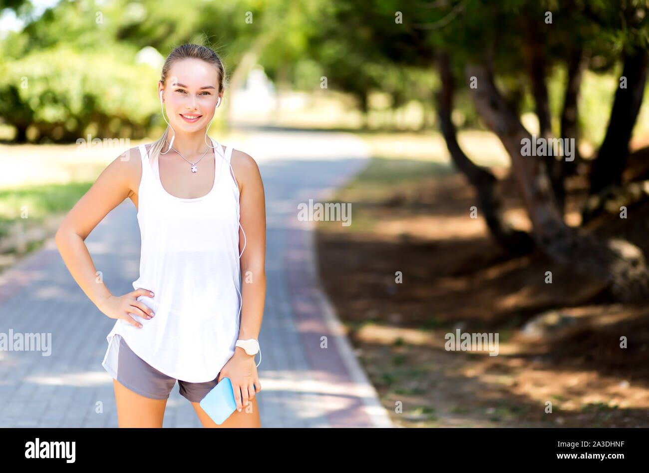 Runner Frau Joggen im Sommer Fitness Training. Laufen, Sport, gesunden, aktiven Lebensstil Konzept Stockfoto