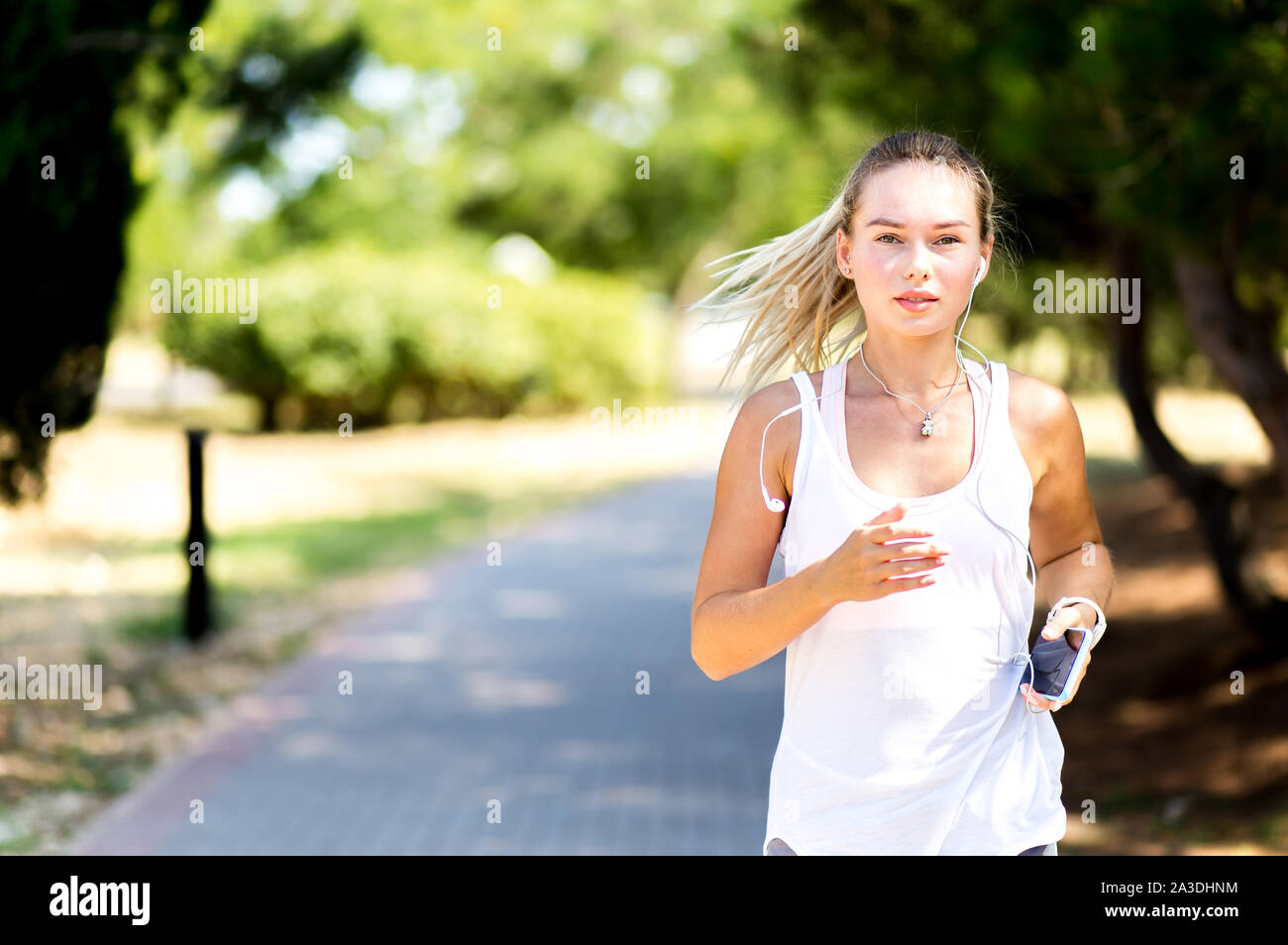 Runner Frau Joggen im Sommer Fitness Training. Laufen, Sport, gesunden, aktiven Lebensstil Konzept Stockfoto