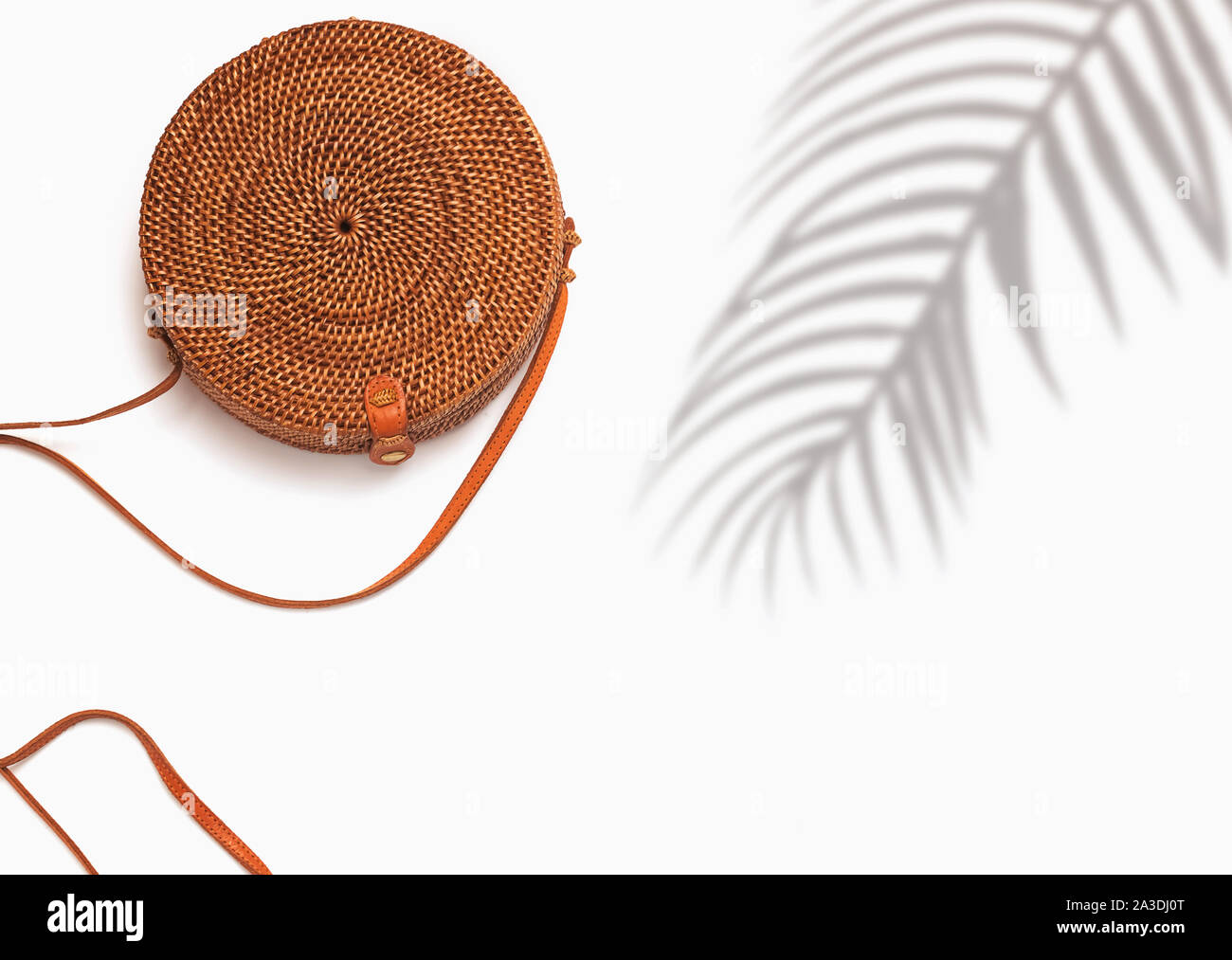 Eco Beutel der runde Form auf dem weißen Hintergrund mit Palmen Schatten und kopieren Raum isoliert Stockfoto