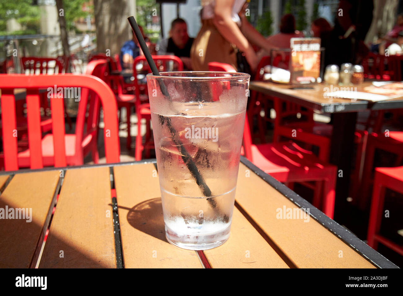 Kühlen Glas Wasser auf einen Tisch im Restaurant an einem heißen Tag in Chicago, Illinois, Vereinigte Staaten von Amerika Stockfoto