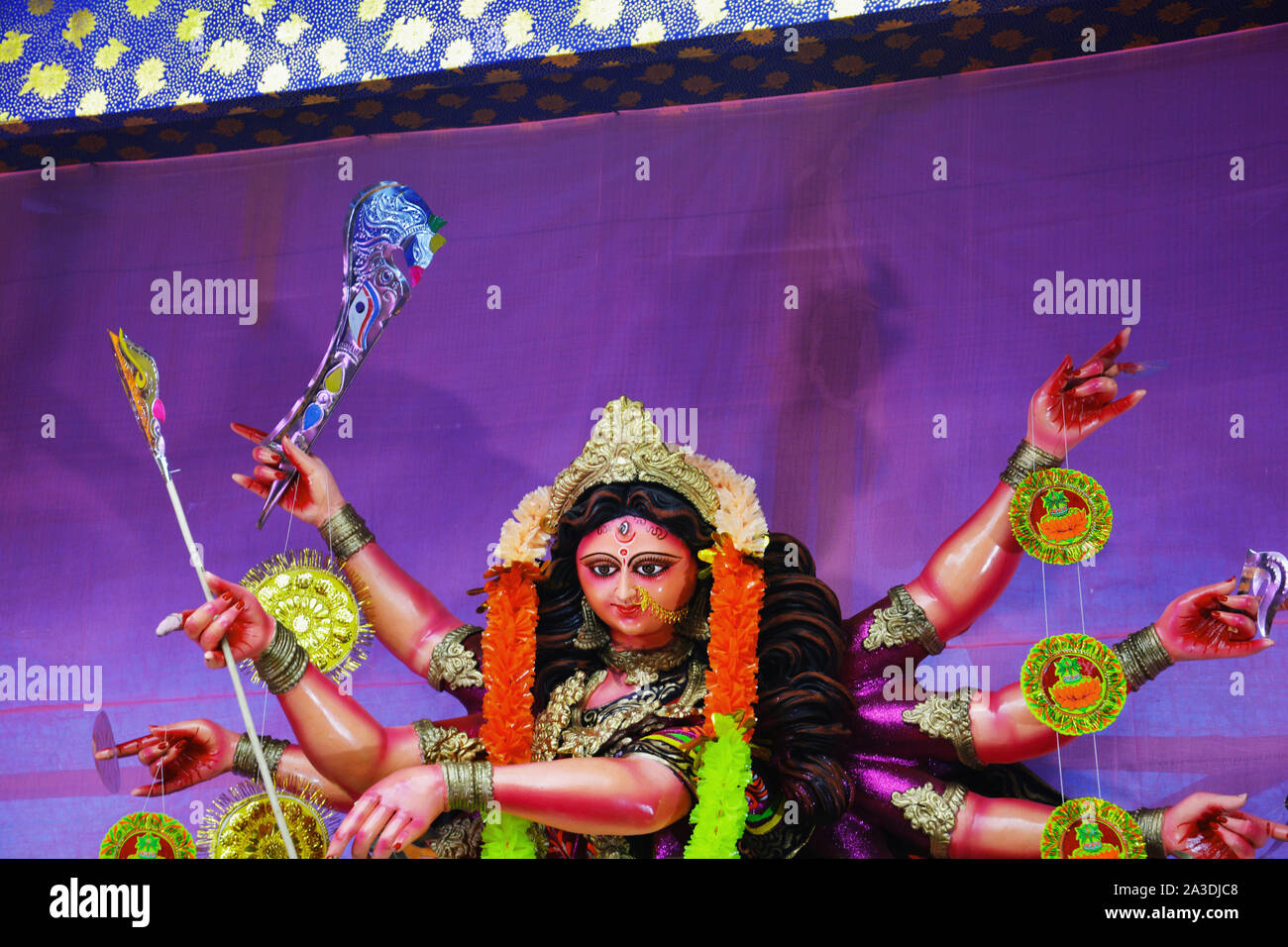 Göttin Durga Idol an Durga Puja Pandal im Dorf der ländlichen Westbengalen das größte religiöse Fest der Menschen von West Bengal oder bengalis eingerichtet Stockfoto