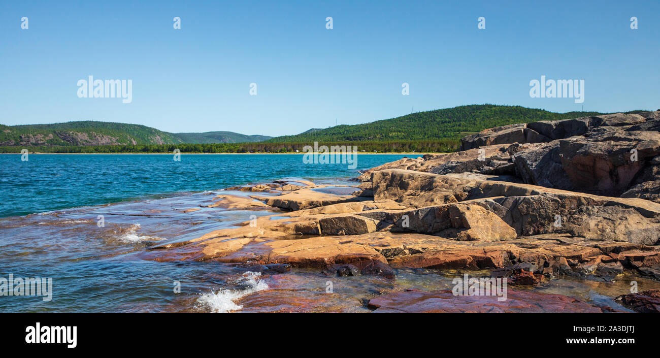 Malerische Landschaft Blick von der Unter dem Vulkan Trail entlang der wunderschönen Küste des Lake Superior in Neys Provincial Park, Ontario, Kanada Stockfoto