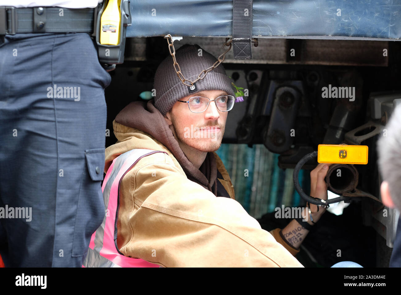 Westminster, London, UK - Montag, 7. Oktober 2019 - Mehrere Aussterben Rebellion XR Klima demonstranten selbst unter einen Lastwagen in Marsham Street gesperrt gerade außerhalb des Home Office - Polizei hat das Fahrzeug umgeben. Foto Steven Mai/Alamy leben Nachrichten Stockfoto