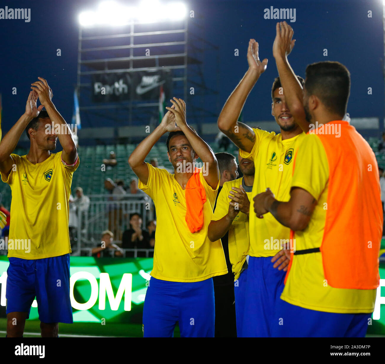 7. Oktober 2019; Langley Park, Perth, Western Australia, Australien; Welt Mini Football Federation World Cup; Brasilien gegen Argentinien, Brasilien Spieler begrüßen die Fans nach dem Sieg über Argentinien - Redaktionelle Verwendung Stockfoto