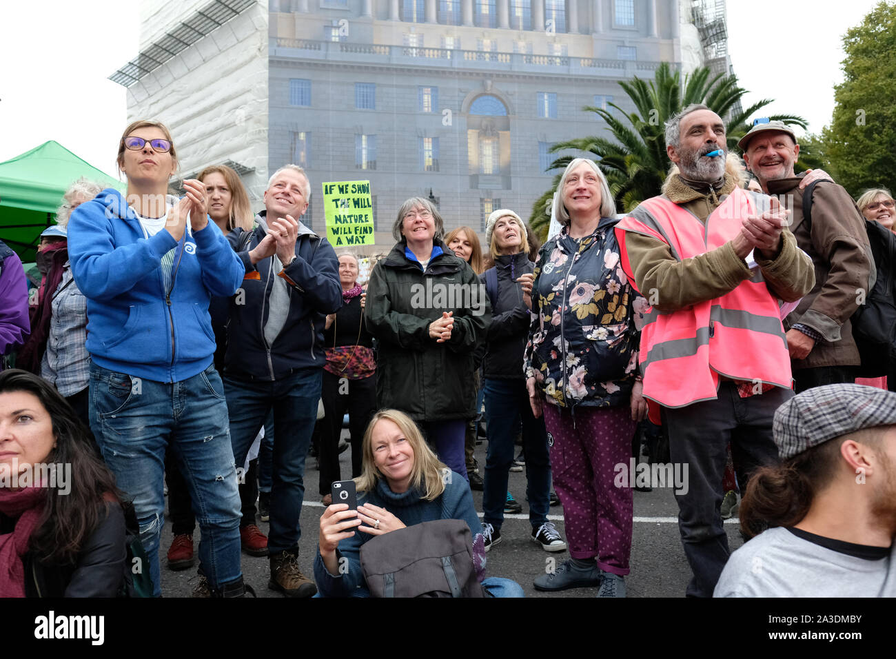 Westminster, London, UK - Montag, 7. Oktober 2019 - vom Aussterben Rebellion XR Klima Demonstranten applaudieren eine Rede, wie sie die nördliche Seite der Lambeth Brücke blockieren. Foto Steven Mai/Alamy leben Nachrichten Stockfoto