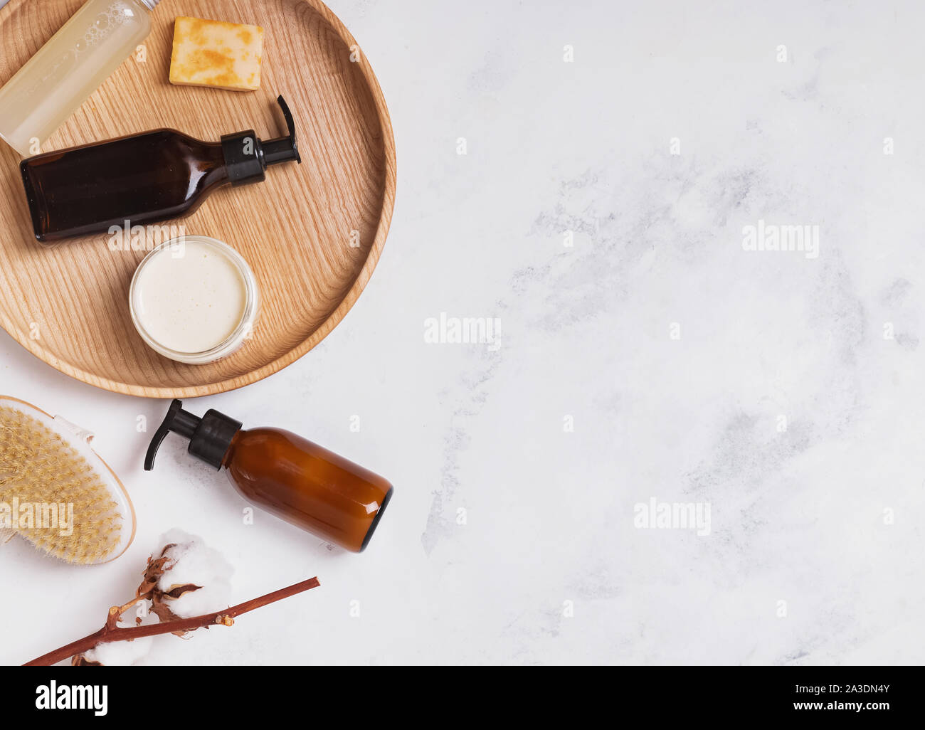 Naturkosmetik in kleinen Flaschen auf dem weißen Marmor tisch Stockfoto