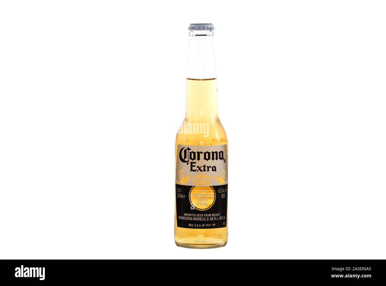 Eine Flasche Corona mexikanisches Bier auf weißem Hintergrund Stockfoto