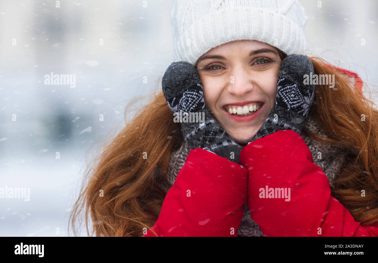 Ziemlich lächelnde Mädchen genießen Sie einen wunderschönen Winter in der Stadt Stockfoto