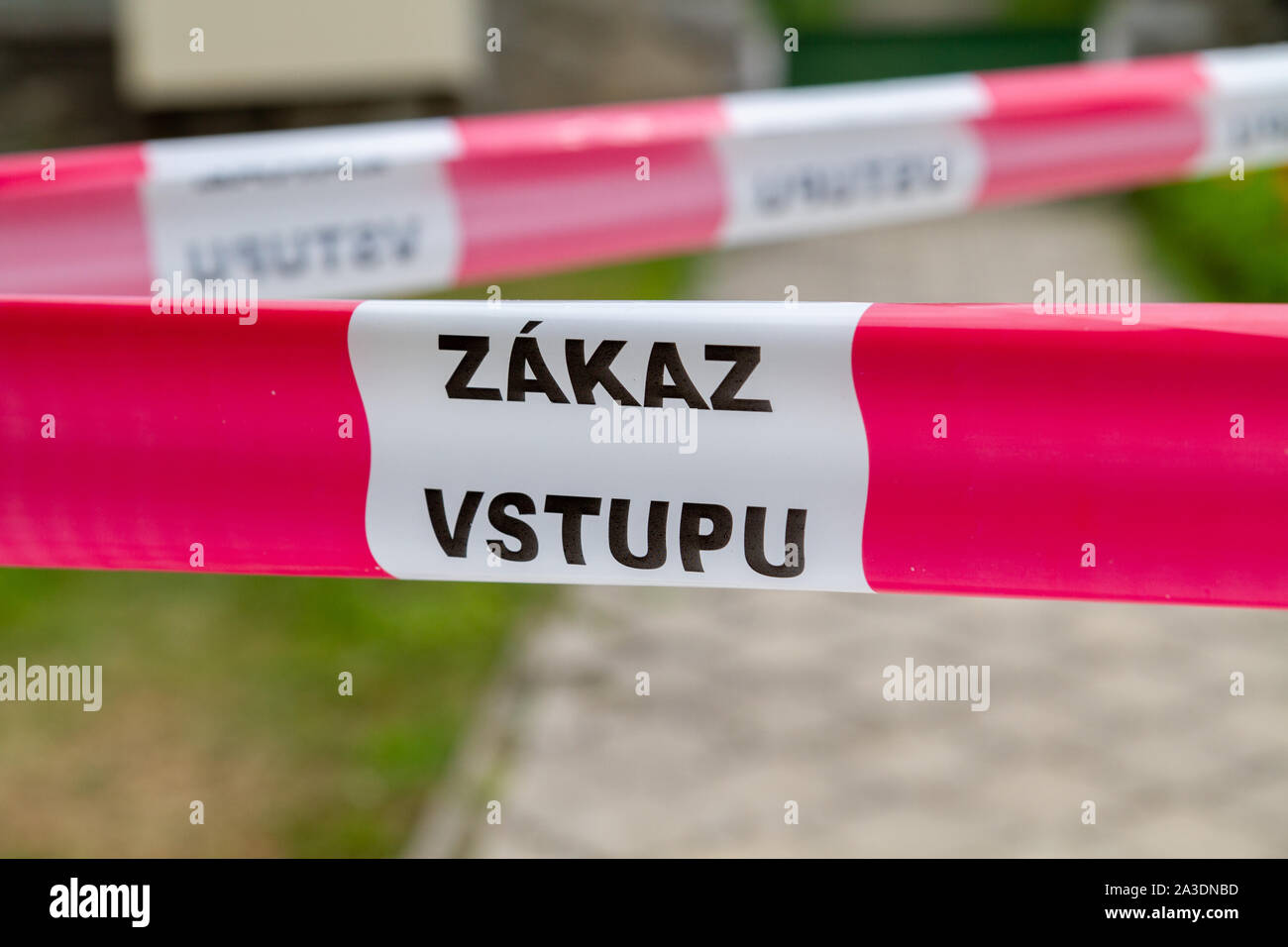 Ein Cordon mit den Worten "Zakaz vstupu", die in der Slowakischen bedeuten, "Kein Eintrag" oder "Eintritt verboten" Stockfoto