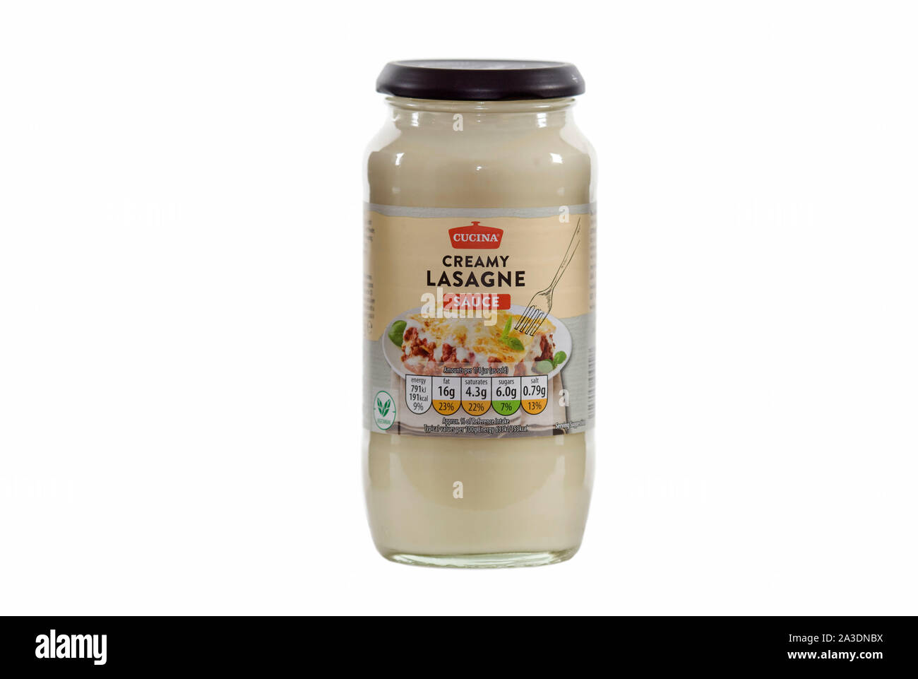 Ein volles Glas Cucina sahnigen Lasagne Soße auf isoliert weißer Hintergrund Stockfoto