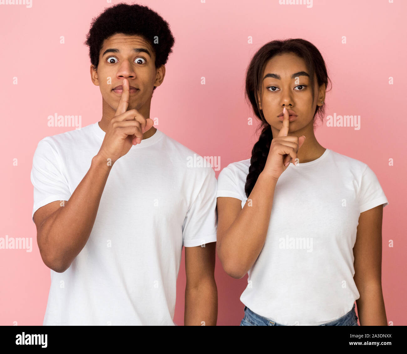 Ernsthafte Paar, stille Zeichen, die Finger auf die Lippen Stockfoto