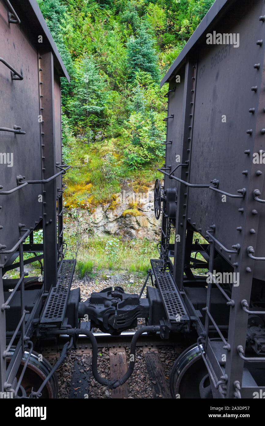 Detail der Verschaltung zwischen Güterzug Triebwagen aus den Rocky Mountaineer Zug in British Columbia Kanada gesehen Stockfoto