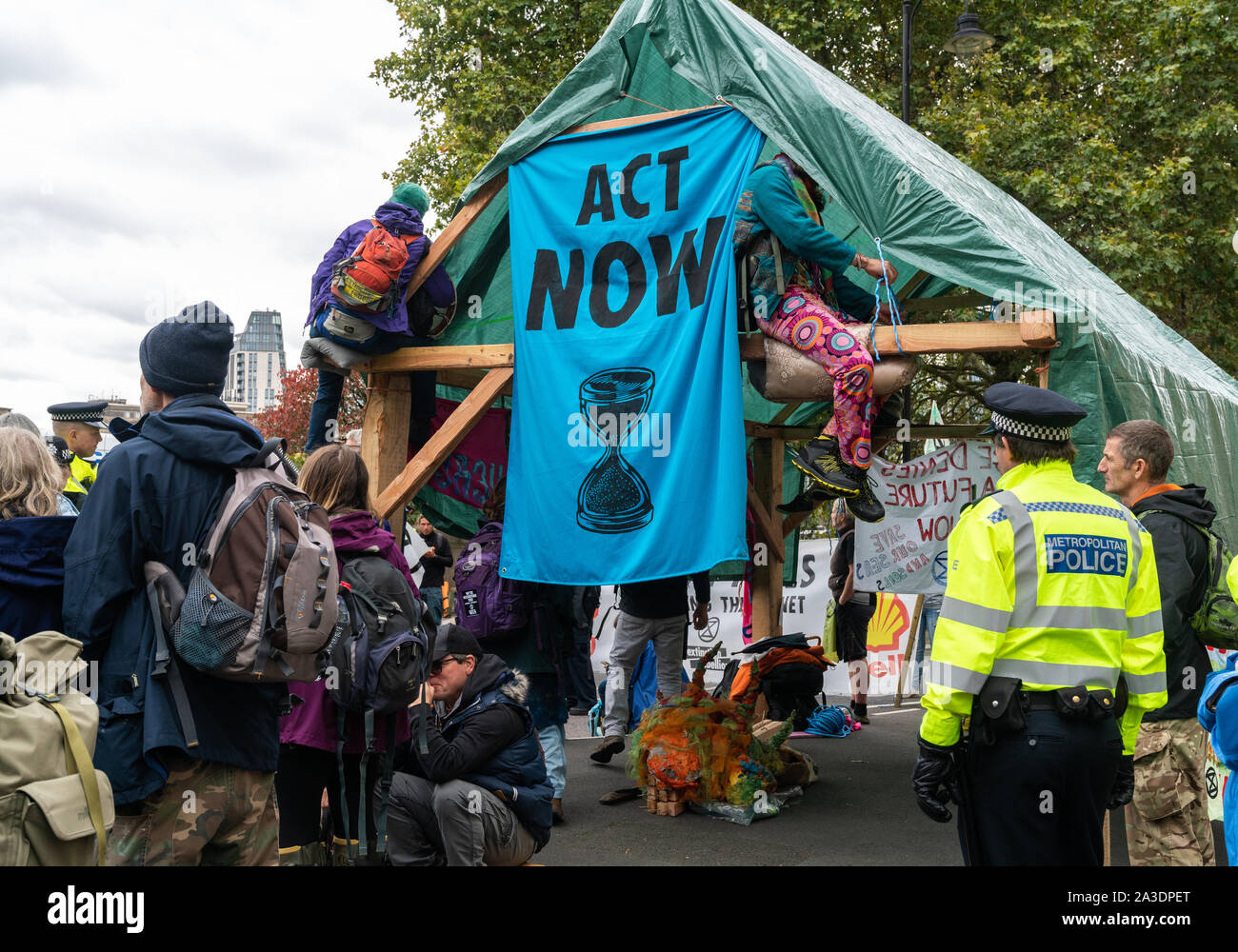 7 Oct 2019 - London, UK. Aussterben Rebellion Demonstranten gebaut ein Holzhaus in Lambeth. Stockfoto