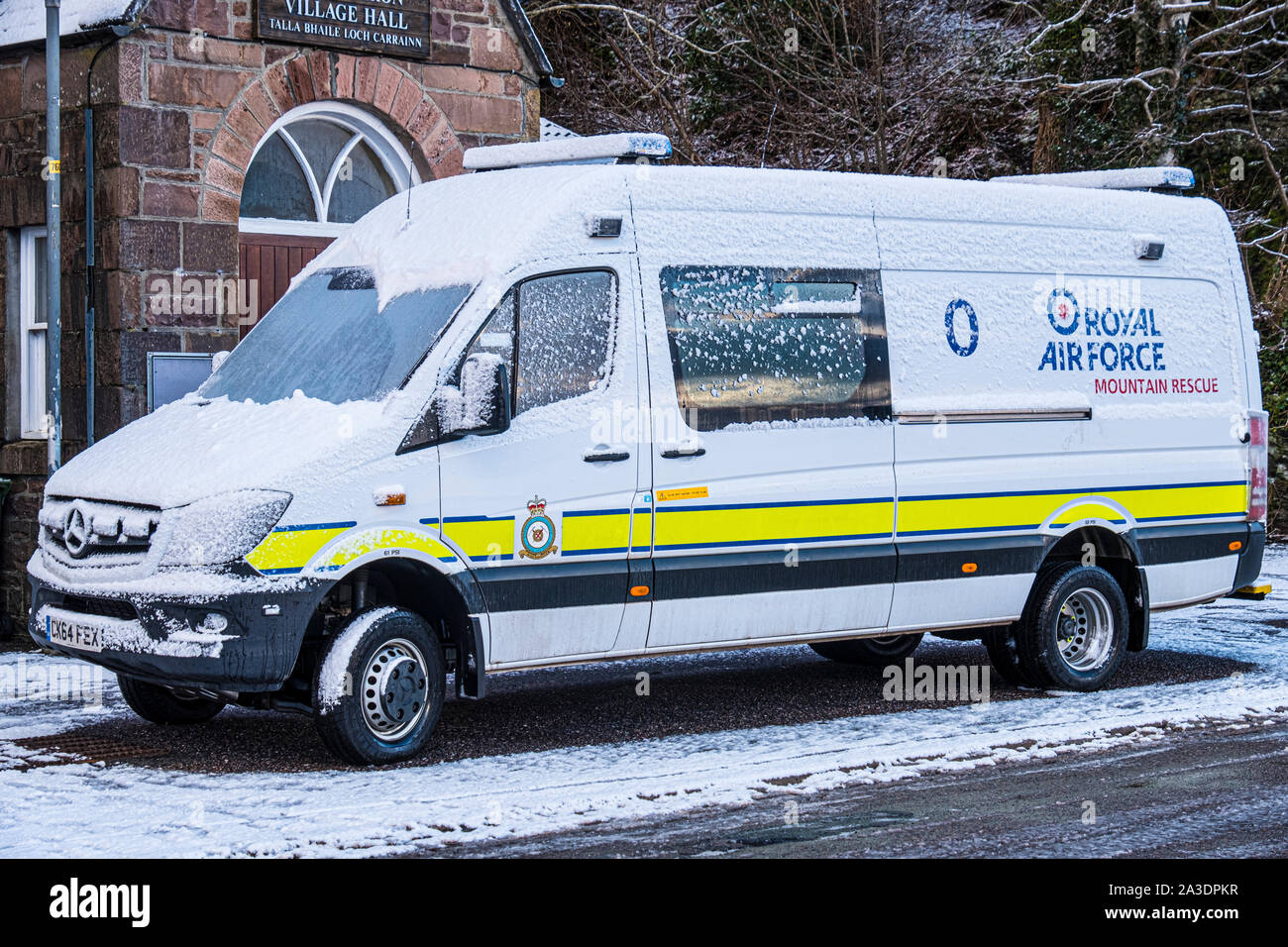 RAF Mountain Rescue Fahrzeug 'Oscar' geparkt und im Schnee in Highlands von Schottland abgedeckt Stockfoto