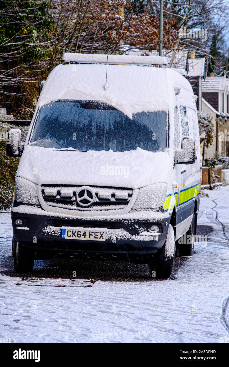 RAF Mountain Rescue Fahrzeug 'Oscar' geparkt und im Schnee in Highlands von Schottland abgedeckt Stockfoto