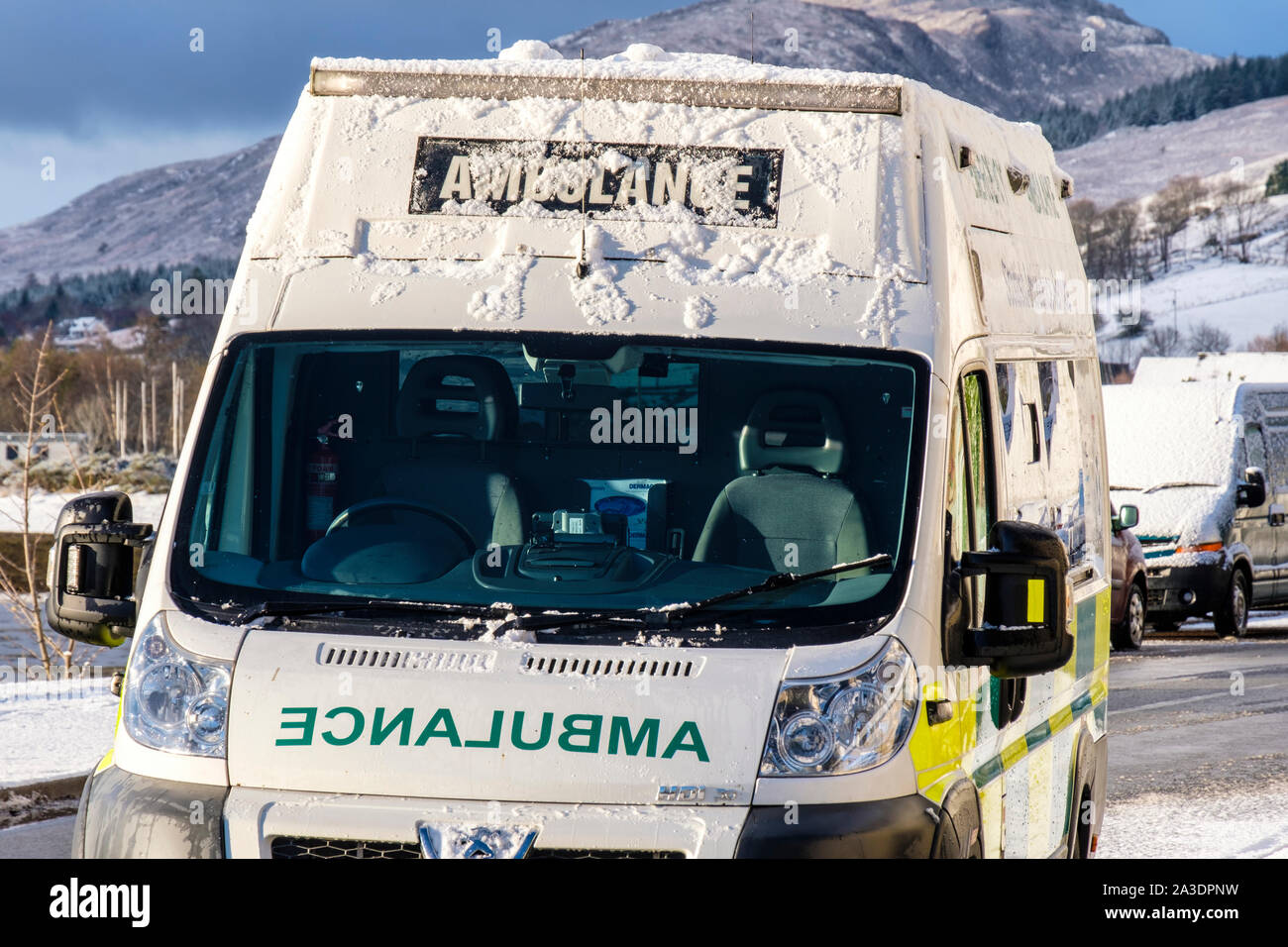NHS Schottland Rettungswagen im Schnee im Dorf von Lochcarron, NW Highlands von Schottland abgedeckt Stockfoto