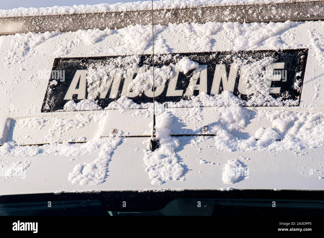 NHS Schottland Rettungswagen im Schnee im Dorf von Lochcarron, NW Highlands von Schottland abgedeckt Stockfoto