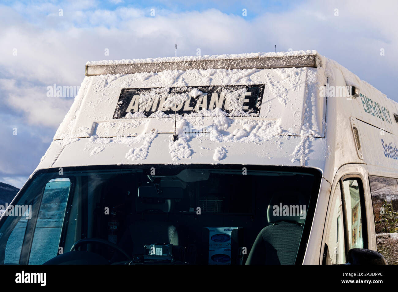 NHS Schottland Rettungswagen im Schnee im Dorf von Lochcarron, NW Highlands von Schottland abgedeckt Stockfoto