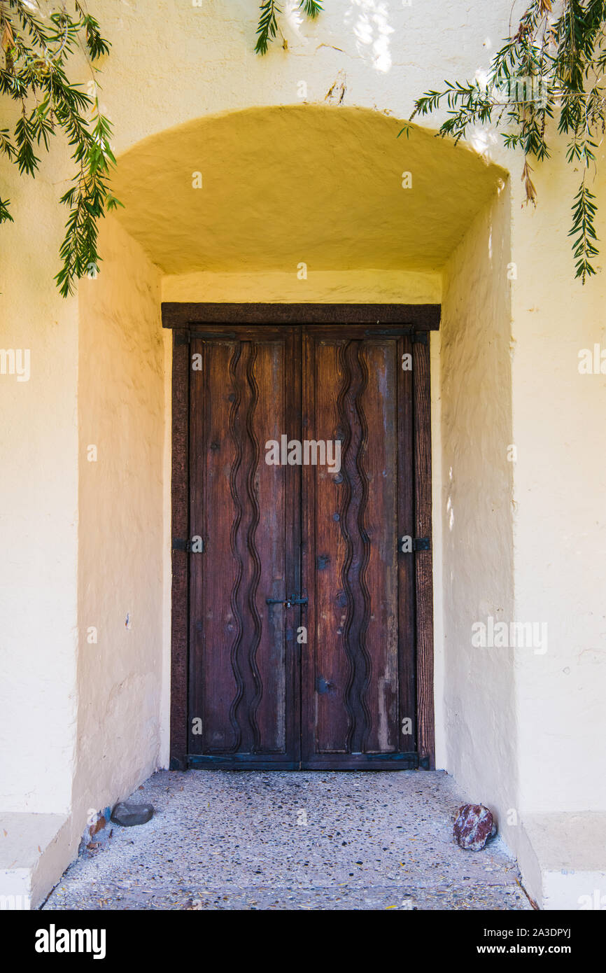 Rustikale Holztür in der dicken Adobe Wände der Mission Santa Ines in Solvang, Kalifornien Stockfoto