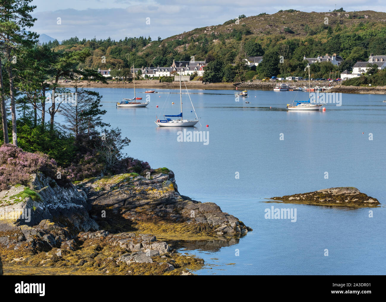 Blick über Loch Carron, Plockton Dorf von der Eisenbahnbrücke am Bahnhof auf Duncraig Inverness nach Kyle von lochalsh Linie. Stockfoto