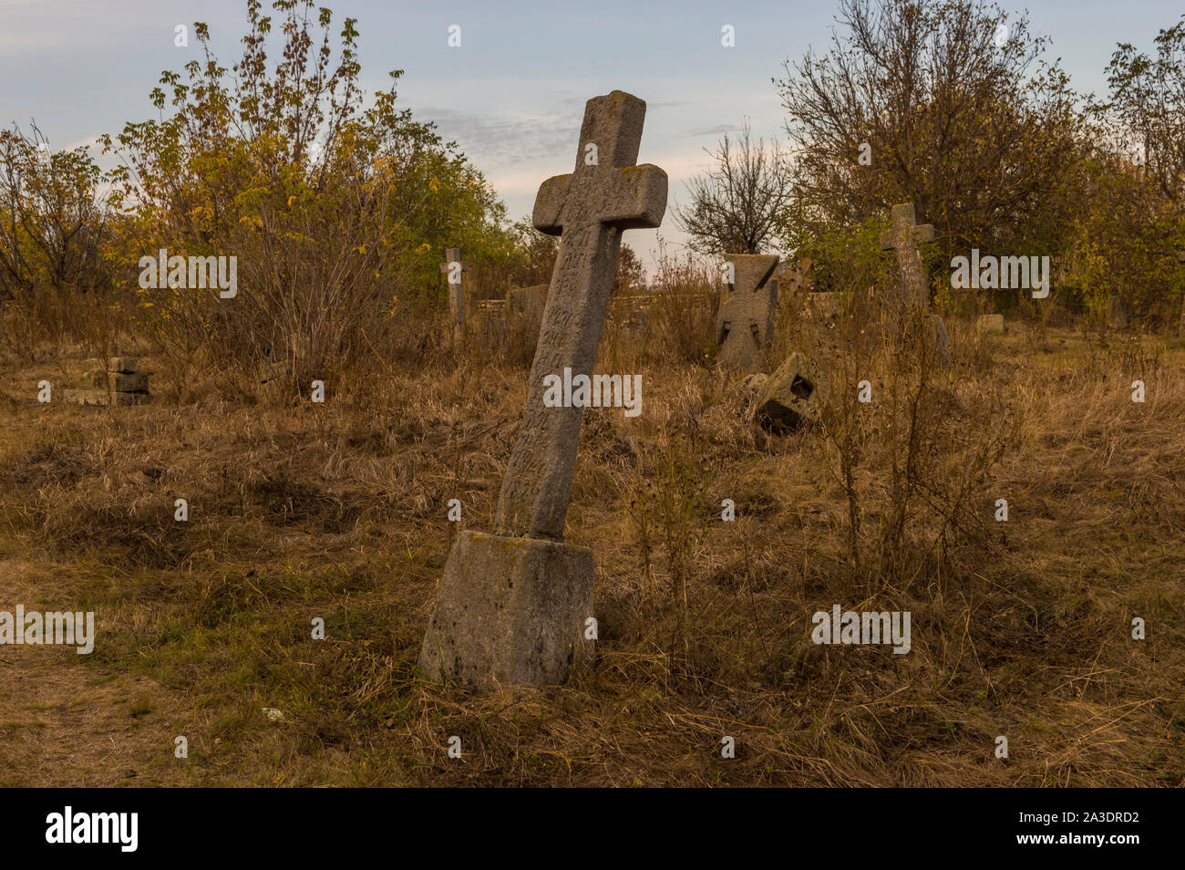Alte Steinkreuz Grabsteinen auf verlassenen Friedhof Stockfoto