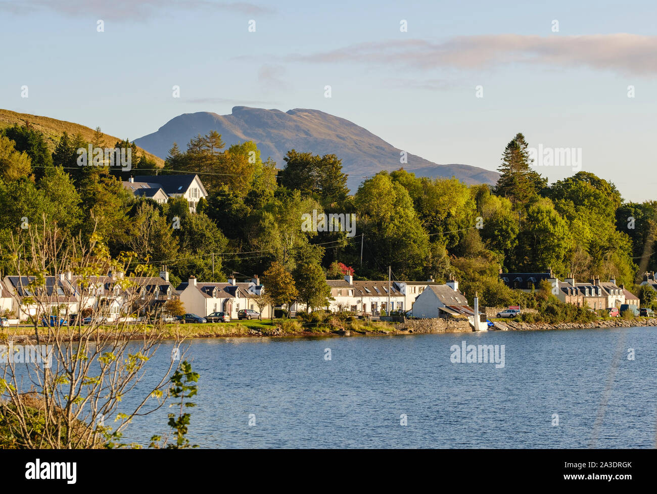 Lochcarron Dorf an den Ufern des Loch Carron, Strathcarron, Wester Ross, Highlands von Schottland. Fuar Tholl (Wellingtons Nase) Berg im Abstand Stockfoto