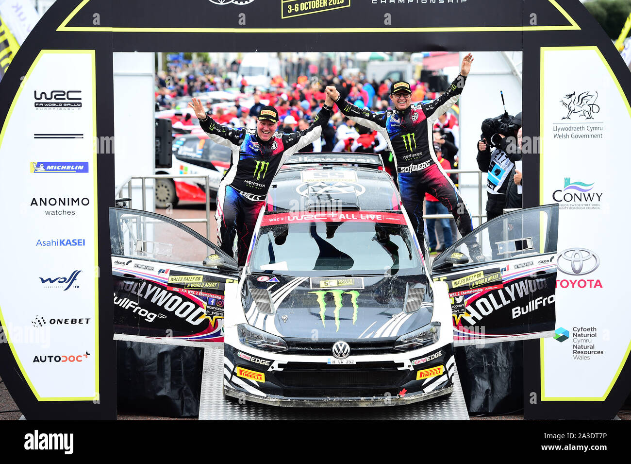 6. Oktober 2019, Wales; Wales Rally GB 2019 Podium: Petter Solberg & Co Fahrer Phil Mills konkurrieren in der Volkswagen Polo R5 feiern mit den Fans nach dem Wettbewerb in ihrer endgültigen Rally GB Credit: Gareth Dalley/News Bilder Stockfoto
