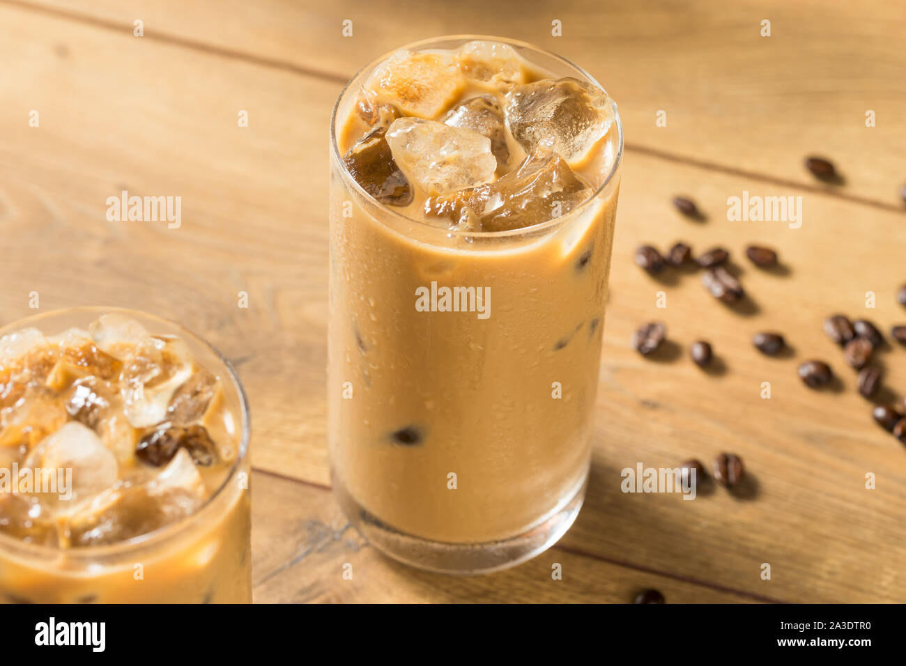 Hausgemachte Eistee Kaffee mit Mandelmilch in einem Glas Stockfoto