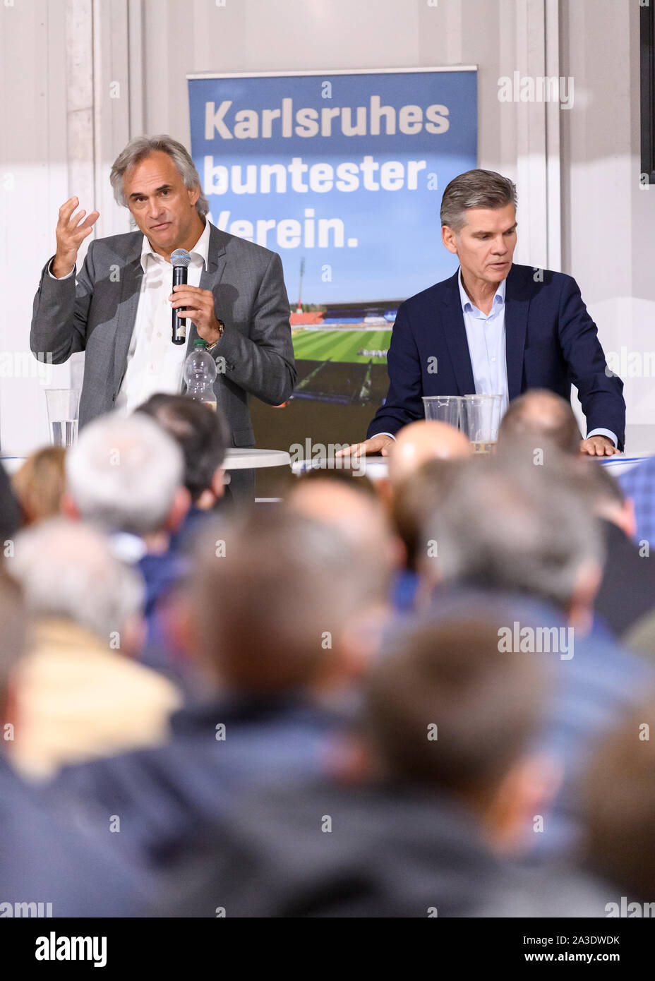 Präsidentschaftskandidat Martin Mueller und KSC-Präsident Ingo Wellenreuther (von links) beantworten die Fragen der Anwesenden. Im Hintergrund ein Poster: Karlsruhes Buntester club GES/fussball/2. Bundesliga: Informationsveranstaltung des Supporters Karlsruhe zu den Wahlen an der Karlsruher SC, 07.10.2019 | Verwendung weltweit Stockfoto Präsidentschaftskandidat Martin Mueller und KSC-Präsident Ingo Wellenreuther (von links) beantworten die Fragen der Anwesenden. Im Hintergrund ein Poster: Karlsruhes Buntester club GES/fussball/2. Bundesliga: Informationsveranstaltung des Supporters Karlsruhe zu den Wahlen an der Karlsruher SC, 07.10.2019 | Verwendung weltweit Stockfoto