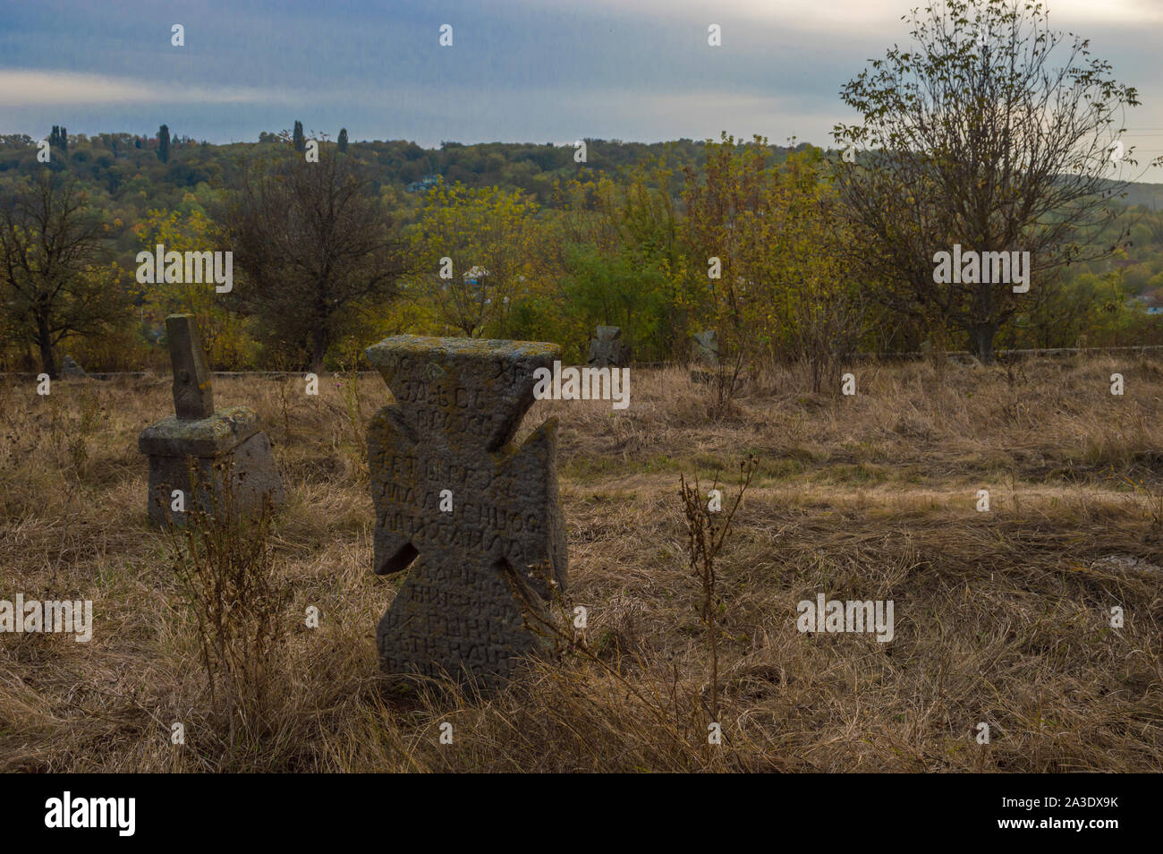 Alte Steinkreuz Grabsteinen auf verlassenen Friedhof Stockfoto