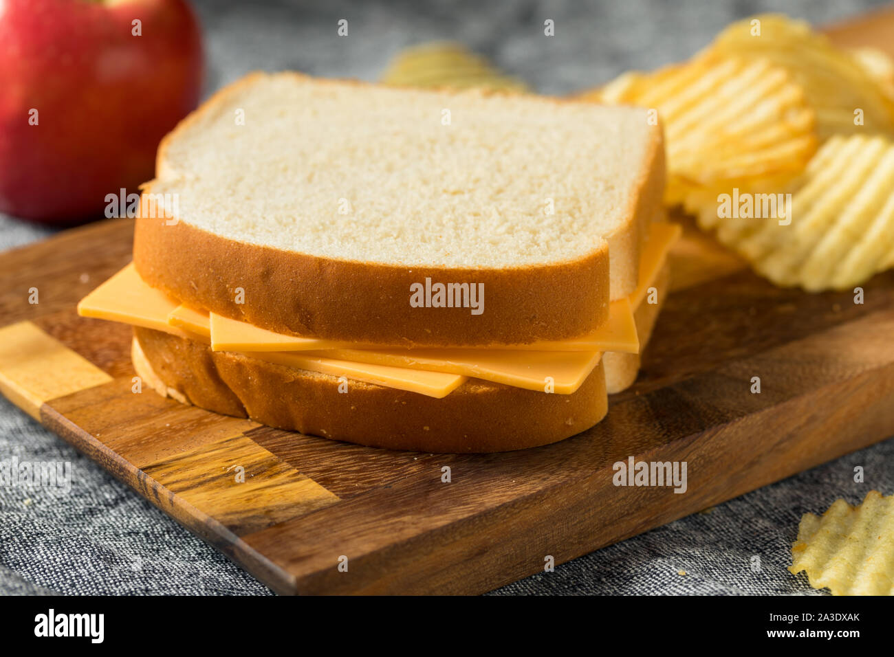 Hausgemachte amerikanische Käsebrot mit Kartoffelchips Stockfoto