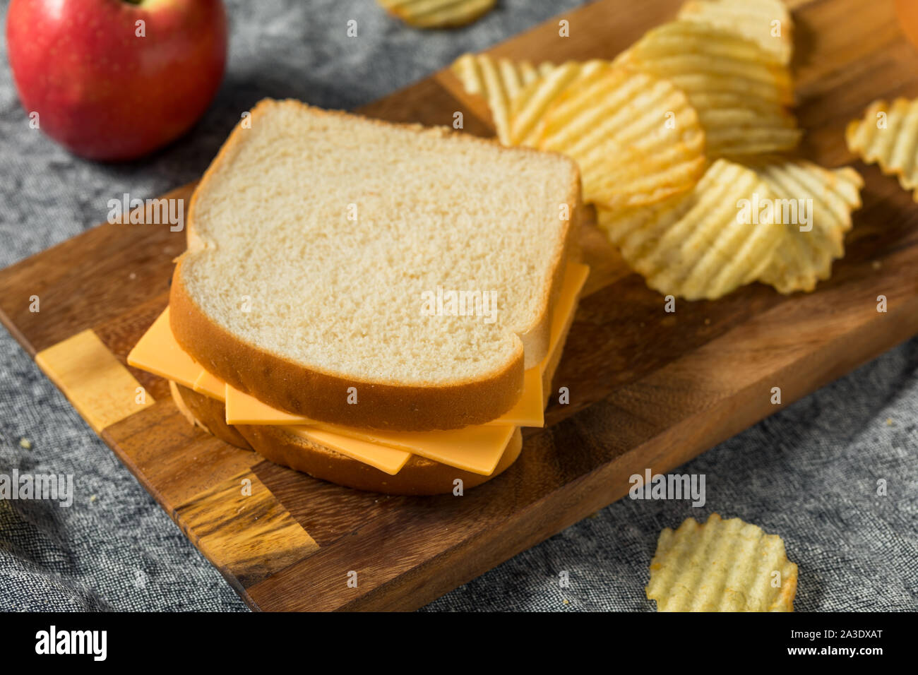 Hausgemachte amerikanische Käsebrot mit Kartoffelchips Stockfoto