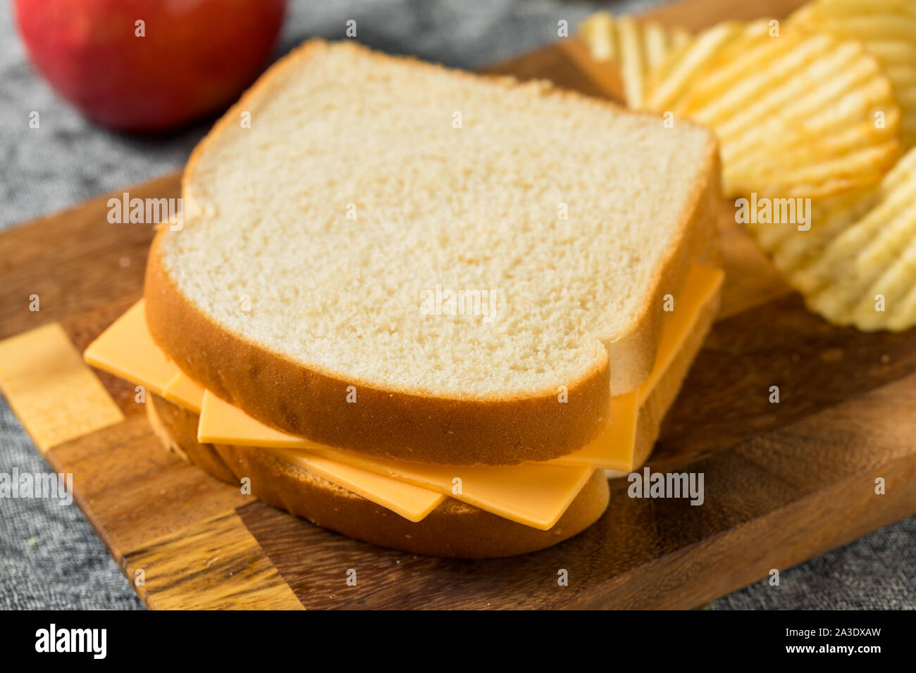 Hausgemachte amerikanische Käsebrot mit Kartoffelchips Stockfoto