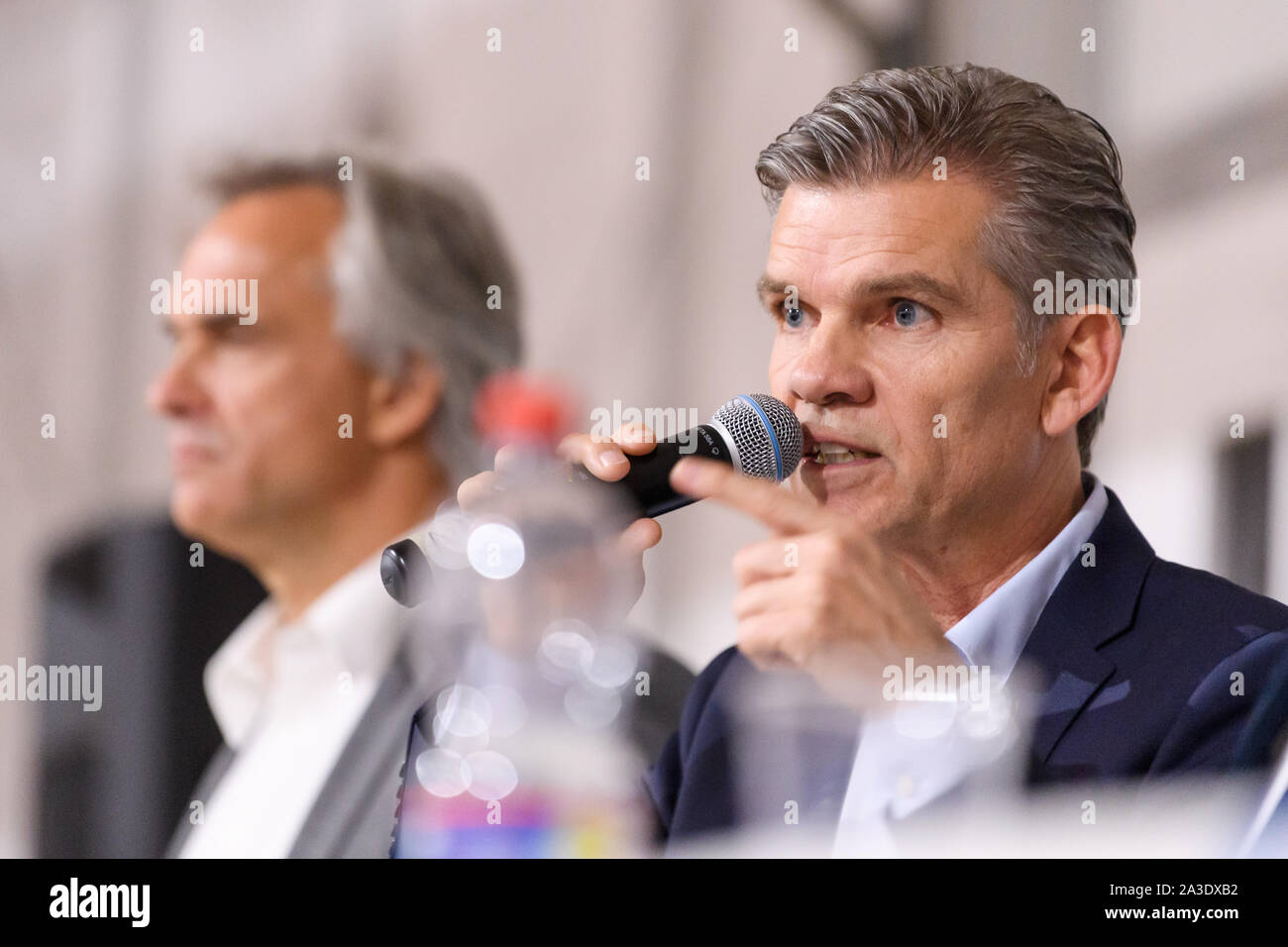 Präsidentschaftskandidat Martin Mueller und KSC-Präsident Ingo Wellenreuther (von links) beantworten die Fragen der Anwesenden. Im Hintergrund ein Poster: Karlsruhes Buntester club GES/fussball/2. Bundesliga: Informationsveranstaltung des Supporters Karlsruhe zu den Wahlen an der Karlsruher SC, 07.10.2019 | Verwendung weltweit Stockfoto Präsidentschaftskandidat Martin Mueller und KSC-Präsident Ingo Wellenreuther (von links) beantworten die Fragen der Anwesenden. Im Hintergrund ein Poster: Karlsruhes Buntester club GES/fussball/2. Bundesliga: Informationsveranstaltung des Supporters Karlsruhe zu den Wahlen an der Karlsruher SC, 07.10.2019 | Verwendung weltweit Stockfoto